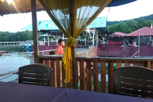 Restoran Terapung Teluk Bayu