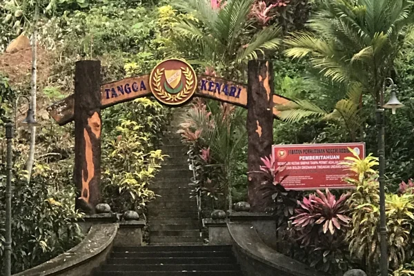Tangga Kenari Titi Hayun