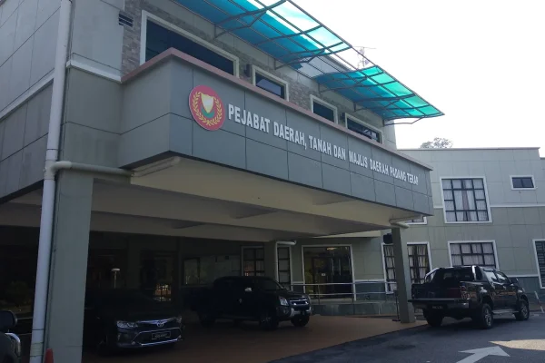 Pejabat Daerah dan Tanah Padang Terap