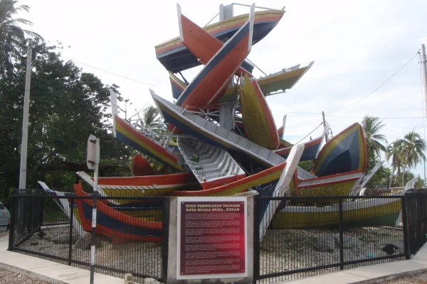 Tugu Sampan Tsunami Kuala Muda 2004