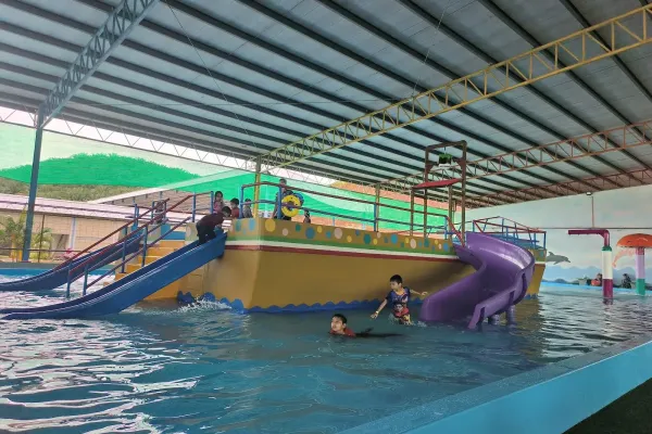Taman Tema Air Mini Dunia Ikan Lumba-lumba